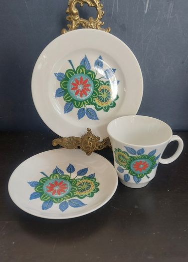 Fabulous Vintage China Set of Four Trios by the Royal Grafton Fine Bone China in Cool Vintage Retro 70s Floral Pattern, Plus a Fifth Duo