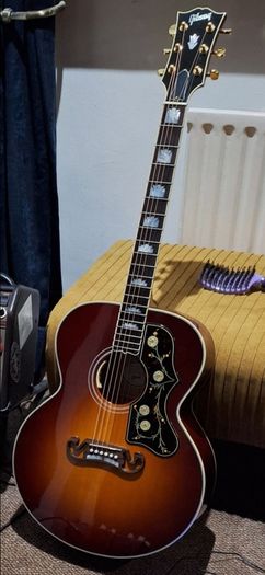 gibson sj200 , gibson les paul , fender stratocaster