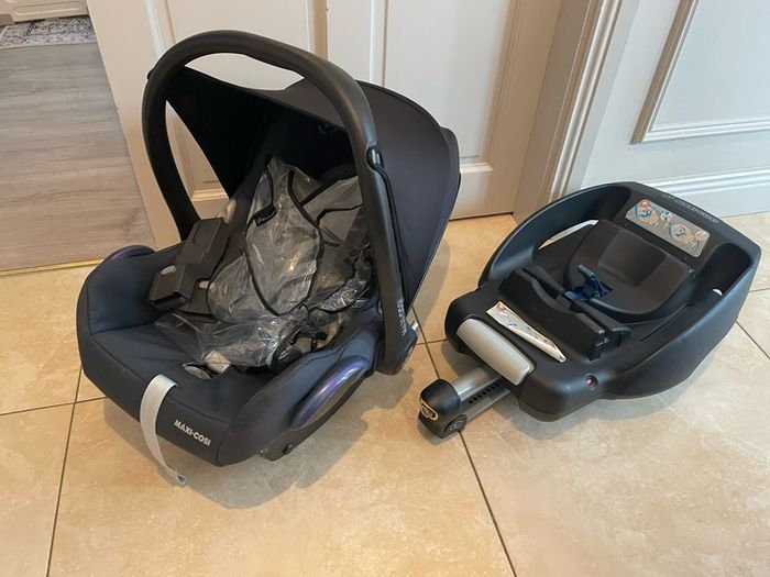 Maxi-Cosi car seat, isofix base, adapters for Uppababy vista and rain covers