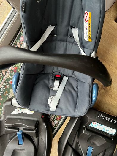 Maxi Cosi car seat + 2 iso fix bases