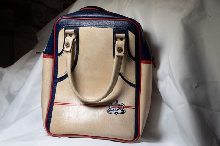 Stylish vintage leather golf practice ball bag with balls