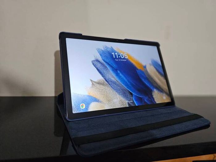 Complete Set Samsung Galaxy Tab A8 (32GB) + NCC Wireless Headphones + USB Plug & Charger + Protective Cover.