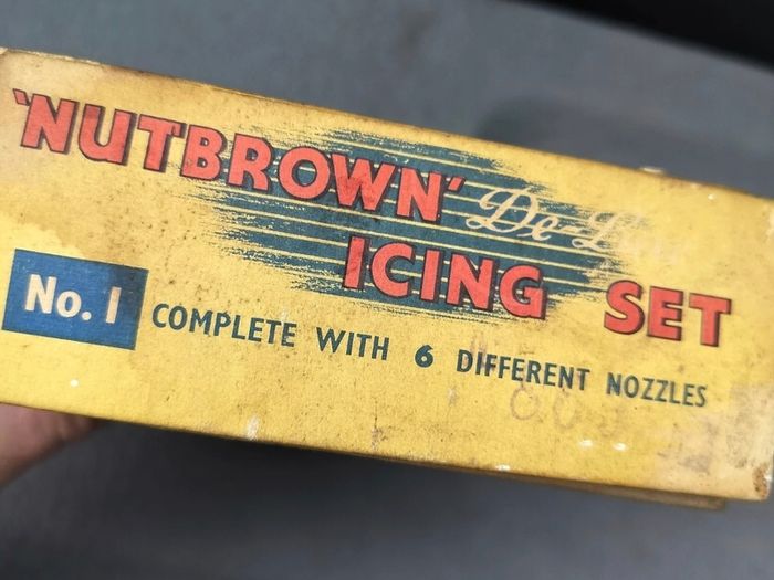 Vintage Nutbrown' De Luxe Icing Set good condition  very old