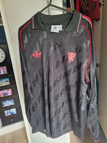 Manchester United long sleeved Adidas top perfect condition