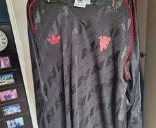 Manchester United long sleeved Adidas top perfect condition