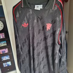 Manchester United long sleeved Adidas top perfect condition