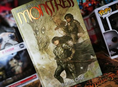 Monstress Omnibus ! Book One ! Beautiful Hardcover ! Many Eisner Awards Winner ! 2019 ! by Image Comics !