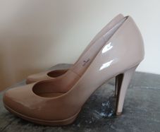 Women's patent leather shoes,size 6