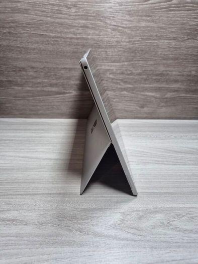 Microsoft Surface Laptop (1769) i5-7300U 8GB RAM 256GB SSD Windows 11