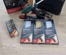 Glue gun and refills