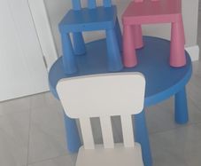 kids table and chairs