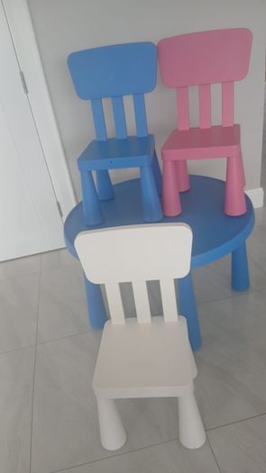 kids table and chairs