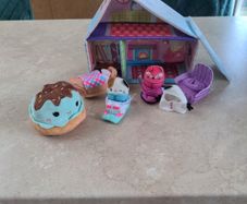 Squishmallows Ski Chalet and figures