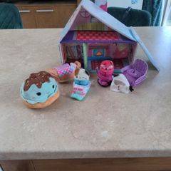 Squishmallows Ski Chalet and figures