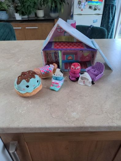 Squishmallows Ski Chalet and figures