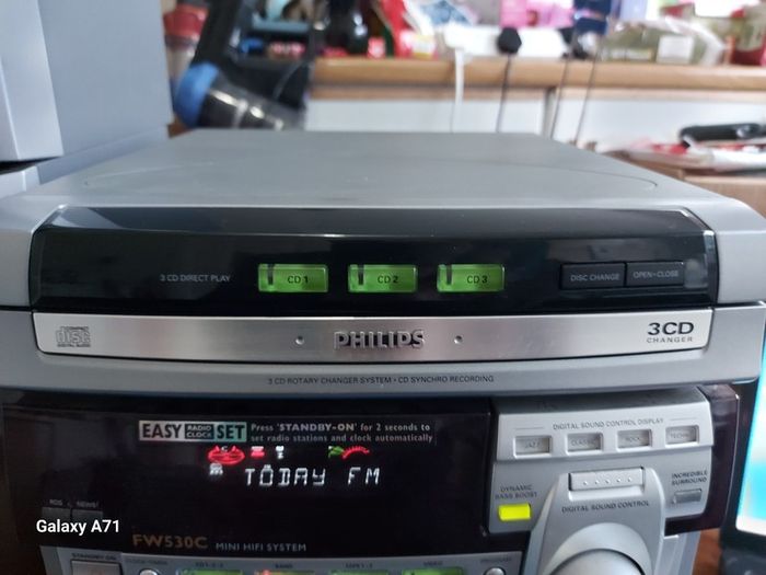 Philips Mini HIFI Systejm, Model FW530C, Radio, 3 CD changer and Dual Tape, in excellent cosmetic condition