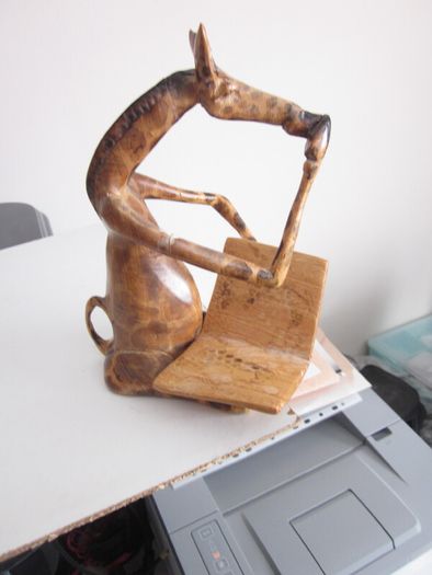 Thinking Giraffe Wooden Shelf Sitter