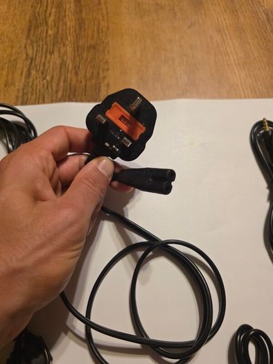 Cables: iec C7, USB C, Micro USB, P2