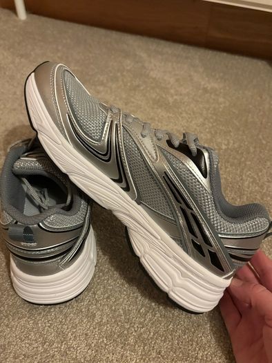 Brand New Ladies Fila Interrun Trainers UK 7 EU 41