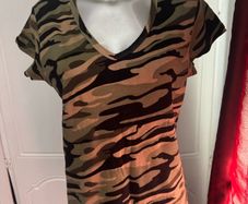 Stretchy V-Neck camo top size UK14/16 EU42/44 Postage included