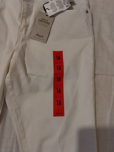 White Super stretch Jeans, New With Tags