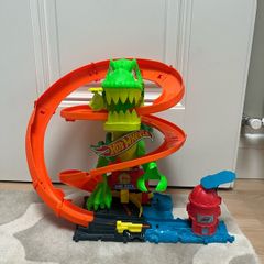 Hot Wheels City Let's Race T-Rex Blaze Battle Playset