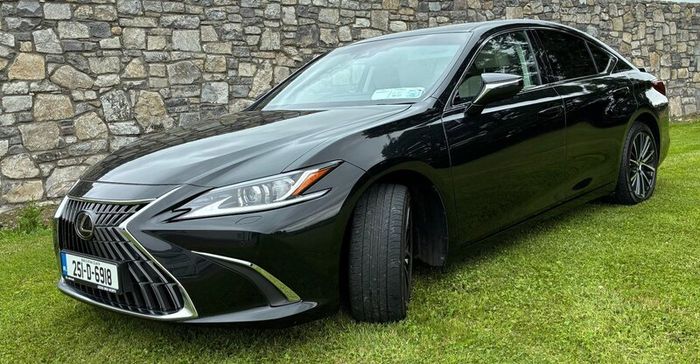 Lexus ES300h 2025
