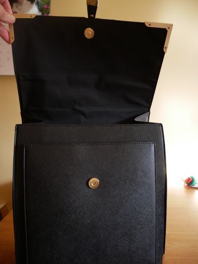 Ladies black synthetic bag.