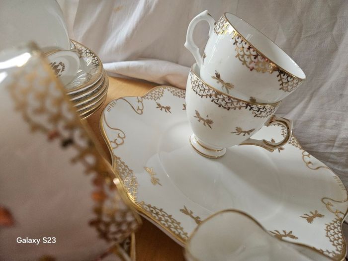 Fine bone China teaset Royal Tara gold white gilded 21 piece set