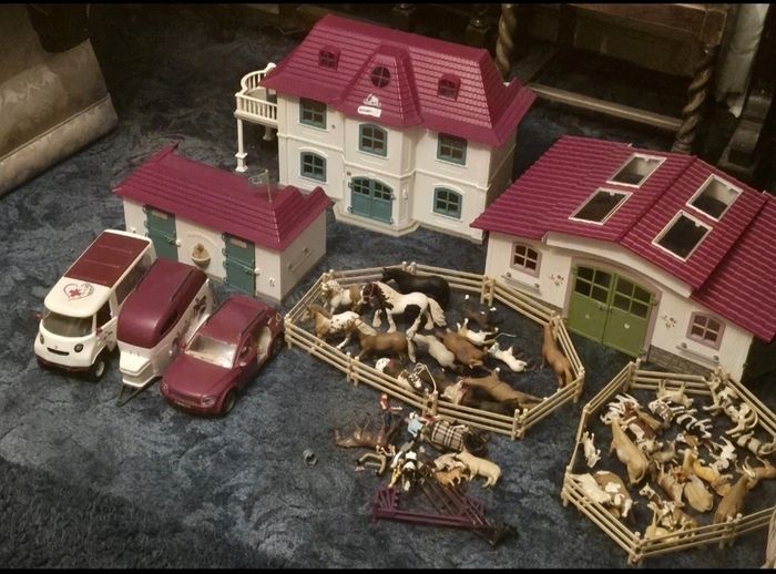 Schleich Horse Large Lot  Stable, Horses, Fencing,car Ambulance  Accessories