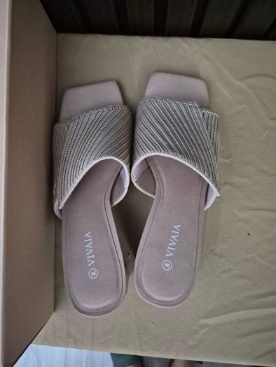 Vivaia bnew in box Jade almond block heels
