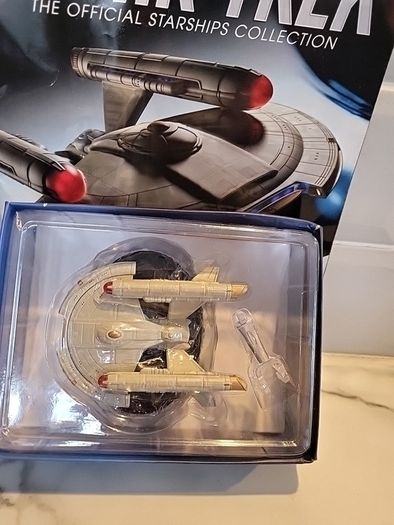 eaglemoss star trek united earth star fleet intrepid