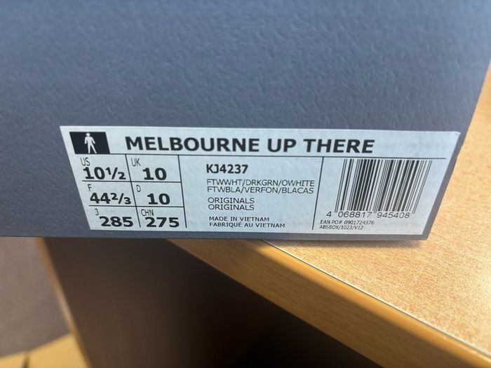 BRAND NEW Adidas Melbourne trainers size uk10