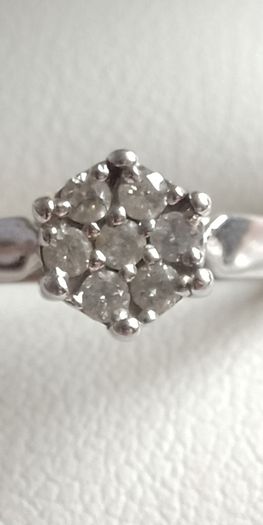 18ct white gold diamond cluster ring - size N