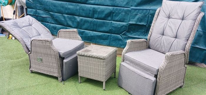 garden chairs / table