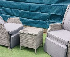 garden chairs / table