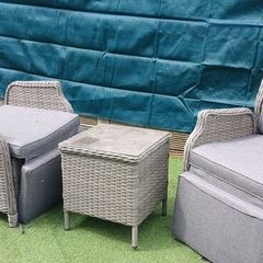 garden chairs / table