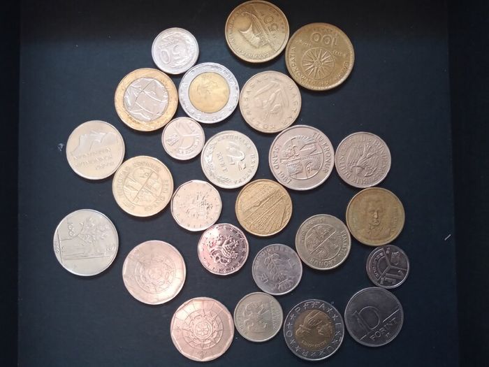Collection of 23 international coins
