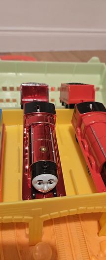 Thomas Train Glowing in The Dark track set PLUS EXTRA TRAINS