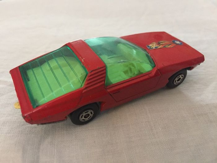 Matchbox No. 40. Vauxhall Guildsman. Rare in red