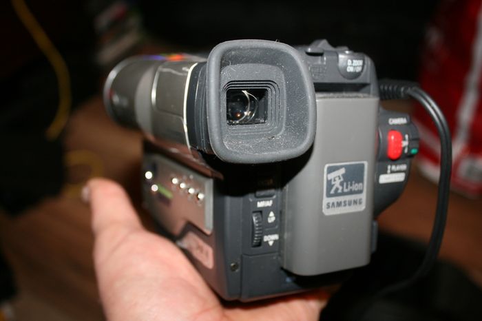 Samsung VP-W60 PAL 8 8mm Video Camera Kit 500x digital zoom (in working order)
