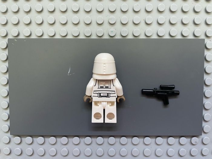 lego star wars sw1180 Snowtrooper minifigure - Female, Printed Legs, Dark Tan Hands, Reddish Brown Head, Open Mouth Smirk