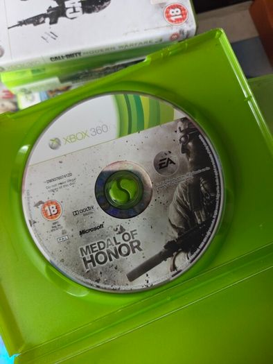 Xbox 360, 3 Controllers, 58 Games