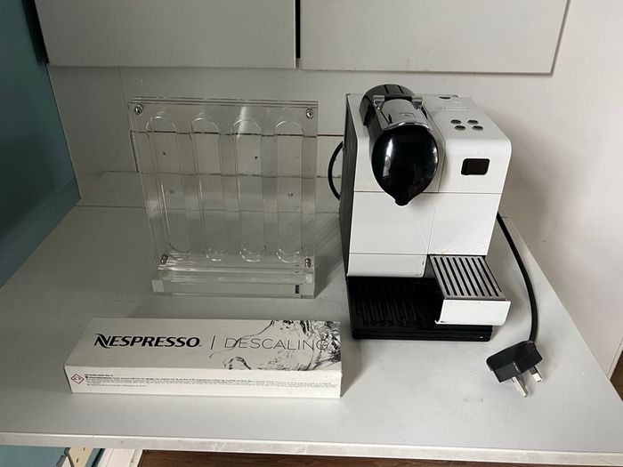 Nespresso En520 .W w/ descaling liquid &  Pod holder
