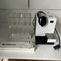Nespresso En520 .W w/ descaling liquid &  Pod holder