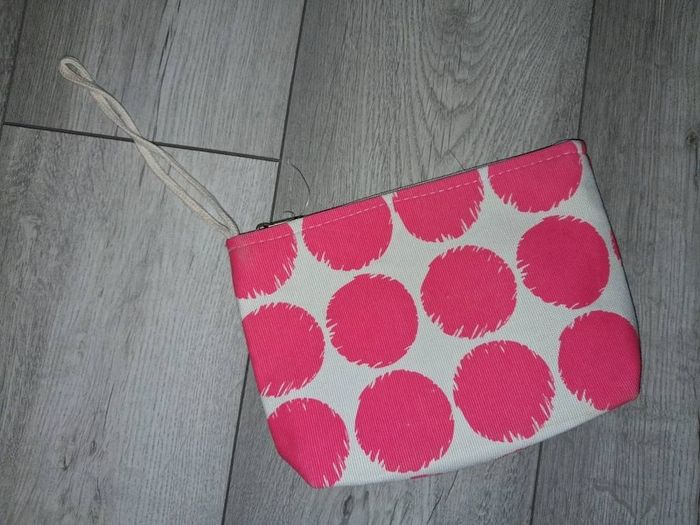 1 Euro Each To Clear!! - Variety Of Bags - Make Up, Toiletries, School, Etc