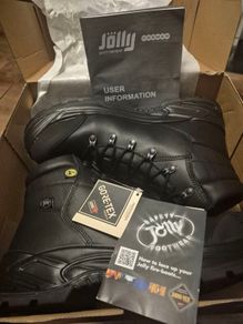Safety boots