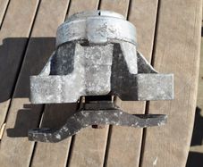 Ford Mondeo & Galaxy engine mount