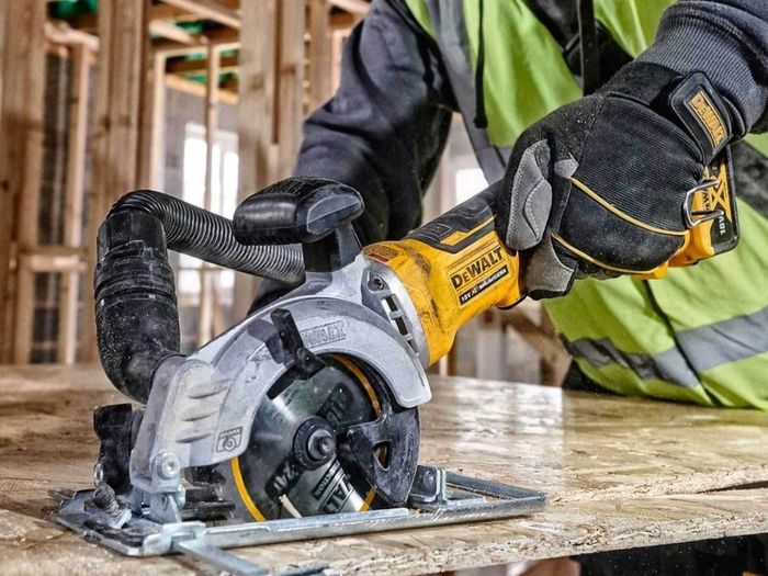 DeWALT 18V XR Cordless Brushless Compact Circular Skill Saw + Construction Cutting Blade.The Best A Professional Can Get. Closing down sale - all must go!.
