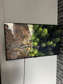 Samsung 43" UHD 4K TV  & wall bracket